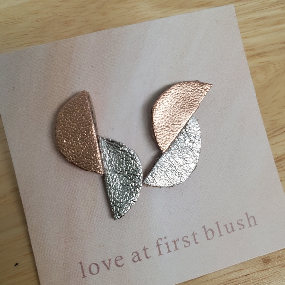 Love at First Blush Earrings Studs - Picture 3 of 4